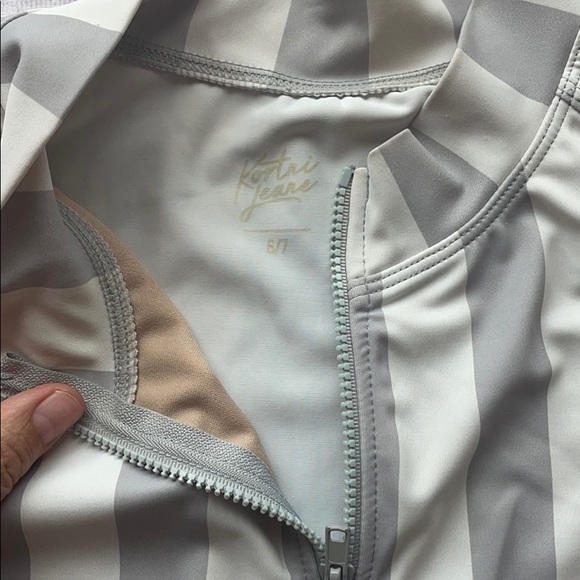 GUC Kortni Jeane 6/7 kids gray stripe rashguard - Picture 2 of 6
